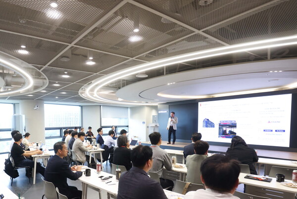 코오롱베니트 이종찬 전무가 지난 15일 LG AI연구원에서 열린 ‘엑사원 파트너스 데이’에 참여해 ‘AI 비전 인텔리전스’ 기술을 설명하고 있다.