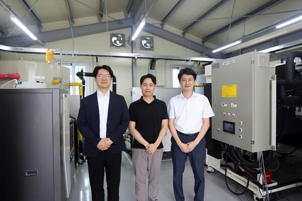 온실 3중 열병합발전 시스템을 개발한 기계연 미래농생명공학연구단 및 무탄소발전연구실 연구팀. (왼쪽부터) 이상민 단장, 박진영 선임연구원, 김영상 책임연구원