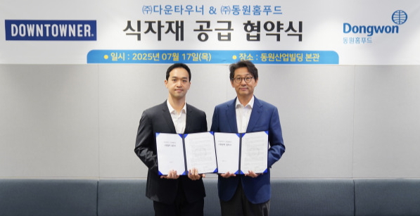 (오른쪽부터) 정문목 동원홈푸드 대표와 이건호 다운타우너 대표