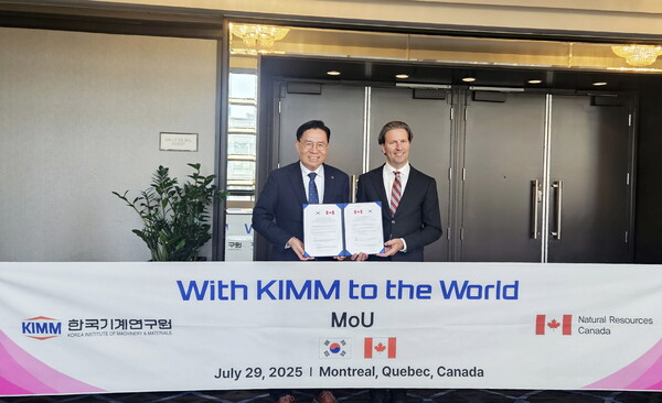 (왼쪽부터) 기계연 류석현 원장과 캐나다 천연자원부(NRCan) 다니엘 뒤푸르(Daniel Dufour) 사무총장