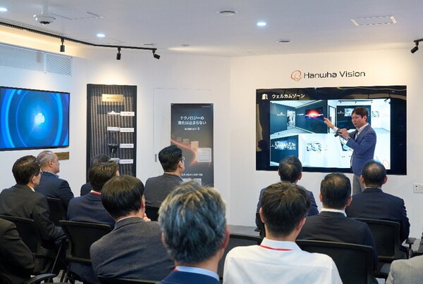 지난 7월 31일 열린 일본 도쿄 체험관 개관식에서 한화비전 관계자가 참가자들에게 전시 공간을 소개하고 있다.