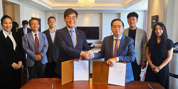 (앞줄 왼쪽부터) 조명우 인하대 총장과 트란 킴 쭝(Tran Kim Chung) CT그룹 이사회 의장