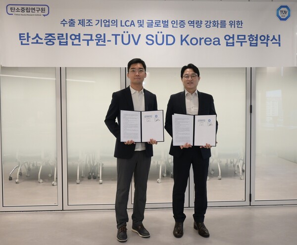 (왼쪽부터) 탄소중립연구원 이민 대표와 티유브이슈드코리아 서정욱 대표