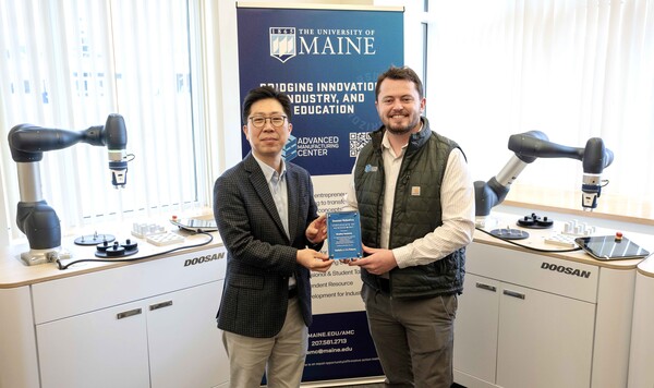 (왼쪽부터) 두산로보틱스 김현수 상무와 메인대학교 첨단제조센터 브래들리 덴홀름(Bradley Denholm) 부소장