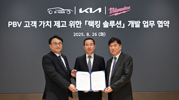 (왼쪽부터) 정의근 케이밴 대표이사, 정원정 기아 국내사업본부장(부사장), 박용범 밀워키 코리아 대표이사