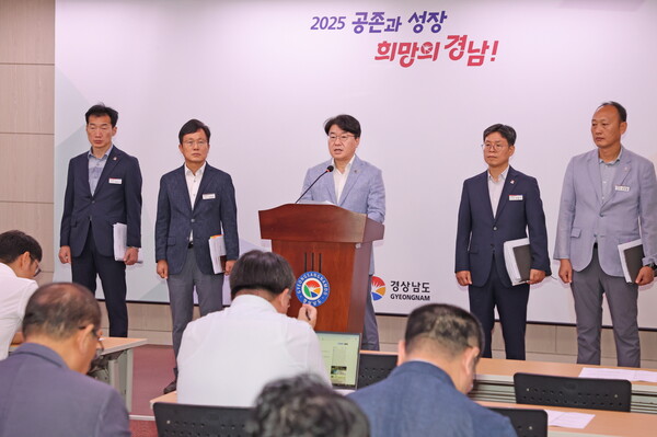 이정곤 경남도 농정국장이 서부경남 그린바이오산업 육성지구 조성에 대해 브리핑하고 있다.