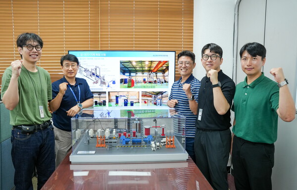 KERI 권익수 박사(왼쪽)를 비롯한 전력케이블연구센터 박사들이 해저 전력케이블용 ‘열-전기-기계적 복합 시험평가 플랫폼’을 세계 최초로 개발했다.