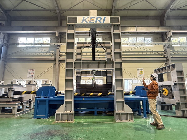 KERI 연구진이 '열-전기-기계적 복합 시험평가 플랫폼'을 이용해 해상풍력용 해저 전력케이블의 장기 신뢰성을 확인하고 있다.