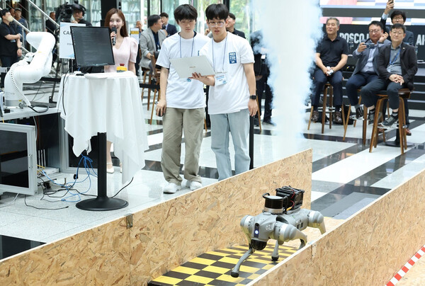 경진대회 참가자들이 4족 로봇 보행 챌린지를 수행하고 있다.