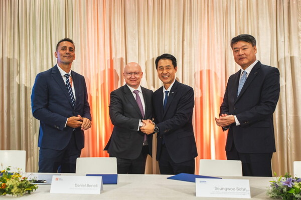 (왼쪽부터) CEZ 보흐단 즈로넥(Bohdan Zronek) 원자력 본부장, 다니엘 베네쉬(Daniel Benes) CEO, 두산에너빌리티 손승우 파워서비스 BG장, 두산스코다파워 임영기 법인장