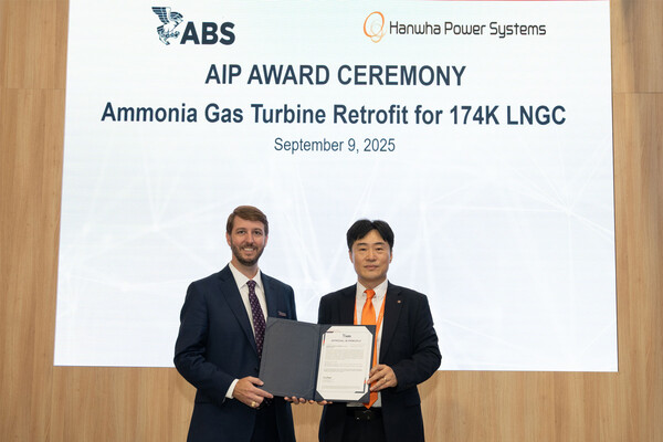 (왼쪽부터) 조슈아 디빈 미국선급협회(ABS) 글로벌해양사업개발 부사장과 김형석 한화파워시스템 선박솔루션사업부장