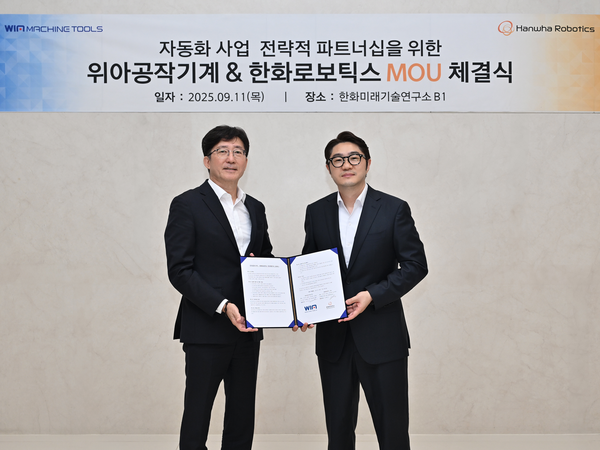 (오른쪽부터) 정병찬 한화로보틱스 대표이사와 주재진 위아공작기계 대표이사