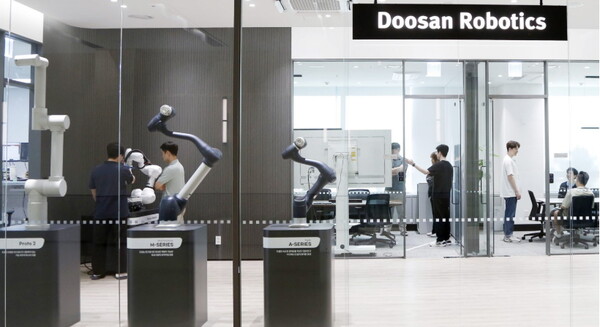 두산로보틱스 이노베이션 센터의 연구개발 인력들이 기술 및 제품에 대해 논의하고 있다.