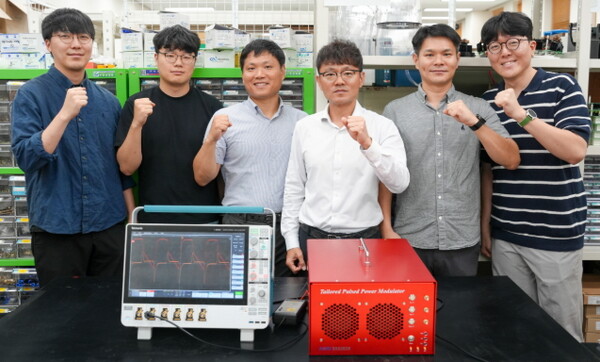 KERI 장성록 박사(왼쪽 네 번째)를 비롯한 전기물리연구센터 연구진들이 반도체의 초정밀 공정에서 활용될 수 있는 ‘바이어스용 맞춤형 펄스 전원 기술’을 개발했다.