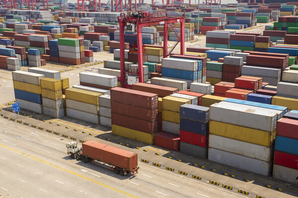 트럼프 2기 행정부의 고율 관세 정책에 대응하기 위해 주요국들이 FTA 협상에 박차를 가하고 있다.