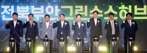 전북도는 지난 24일 부안군 하서면 신재생에너지단지에서 수소생산기지 준공식을 열었다.