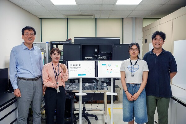 KERI 박영진 박사(왼쪽) 연구팀이 웨어러블 기기로부터 수집된 발화 및 뇌파를 이용한 'AI 기반 경도인지장애 선별 기술'을 개발했다.