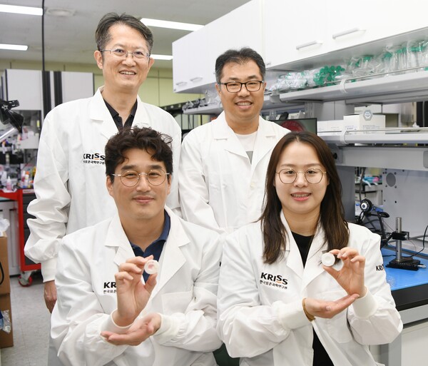 (앞줄 왼쪽부터 시계방향) KRISS 이상원 나노바이오측정그룹장, 이태걸 책임연구원, 도일 의료융합측정그룹장, 이현지 박사후연구원