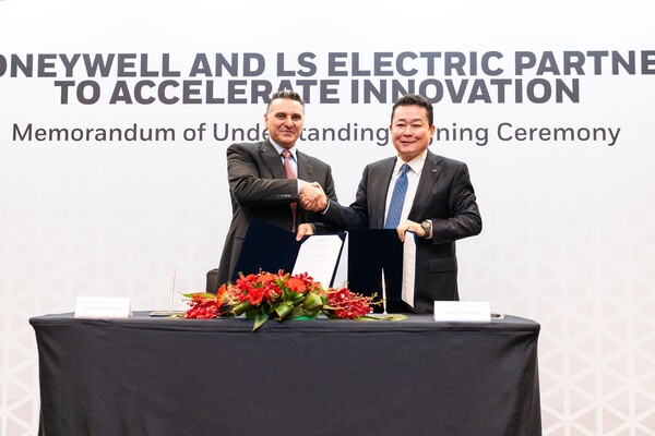 (오른쪽부터) 김종우 LS일렉트릭 사장과 빌랄 하무드(Billal Hammoud) 하니웰 빌딩자동화 부문 사장
