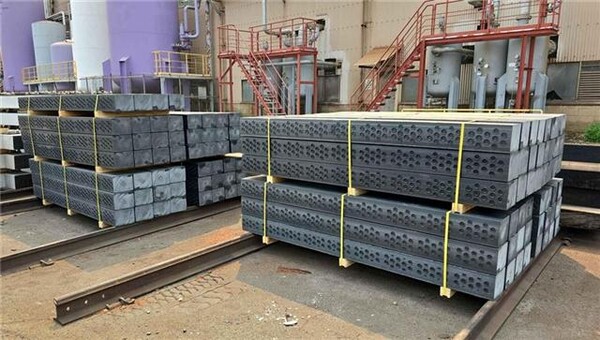 포스코 현장에 적재된 슬라스틱 침목