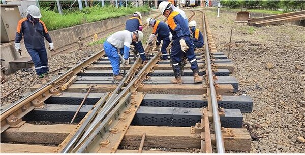기존 목재 침목을 대체하여 설치 중인 슬라스틱 침목(포항제철소 TLC 운행구간 분기기)