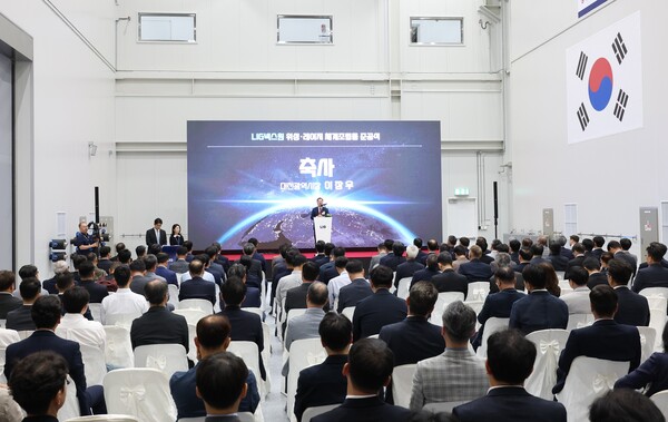 LIG넥스원 위성·레이저 체계 조립동 준공식에서 이장우 대전시장이 축사를 하고 있다.