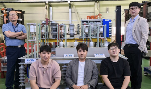 KERI 안현모 박사(오른쪽) 연구팀이 MV급 ‘하이브리드 직류 차단기’를 국내 최초로 개발했다.