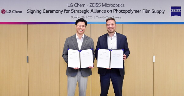 (왼쪽부터) LG화학 전자소재사업부장 고경덕 상무와 자이스(ZEISS) 슈테판 회퍼(Stephan Hofer) 사업개발총괄