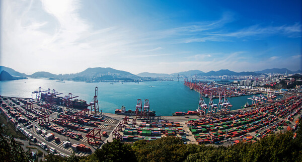 2025년 10월 수출(595.7억 달러. +3.6%)은 조업일 축소에도 불구하고 역대 10월 중 최대 수출액을 경신, 일평균 수출액(29.8억 달러, +14.0%)은 역대 1위 기록했다.