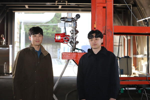 기계연 AX융합연구센터 이혁 선임연구원(왼쪽) 연구팀