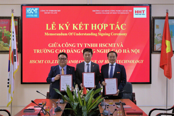 (왼쪽부터) 김병훈 HSCMT 대표이사, 박무원 KTC 베트남 사무소장, Pham Xuan Khanh(팜 쑤안 카잉) HHT 총장