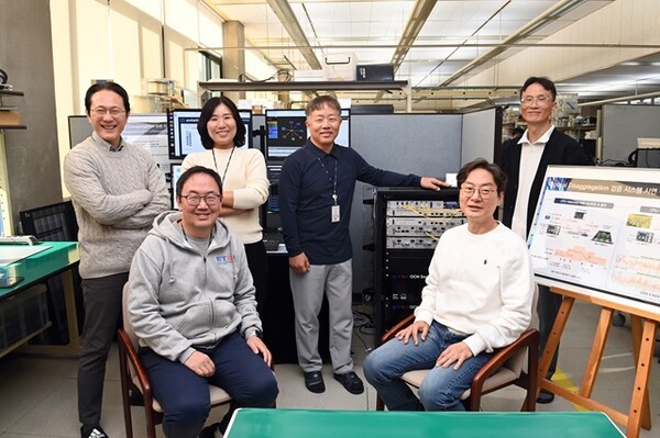 한국전자통신연구원(ETRI)이 AI 데이터센터에서 메모리와 가속기 등 핵심 자원을 ‘빛’으로 자유롭게 연결·분리할 수 있는 기술을 개발했다.