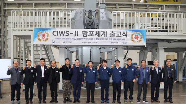 현대위아 해상용 근접 방어 무기(CIWS-II) 함포체계 출고식 기념 단체사진
