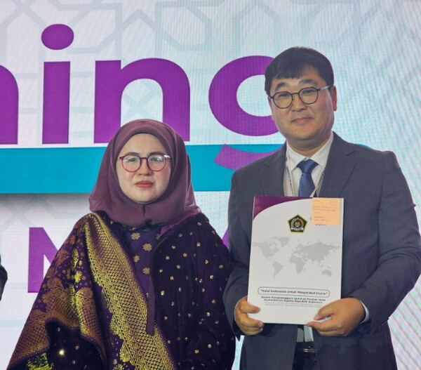 (오른쪽부터) KTC 최무돈 글로벌사업본부장과 BPJPH 페르티아나 산티(Fertiana santy) 파트너십 및 협력 국장