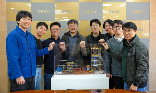 최진욱 박사(왼쪽 네 번째)를 비롯한 KERI 전력케이블연구센터 연구진이 j-tubeless 해저케이블 설치 공법을 개발했다.