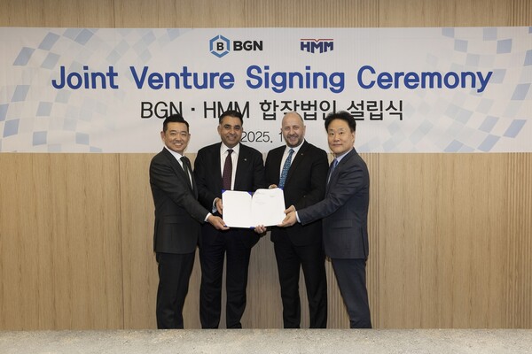 (오른쪽 첫 번째부터) 정준 HMM 벌크사업본부장과 오잔 투르쿠르(Ozan Turgut) BGN 대표