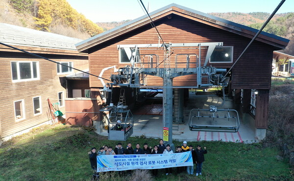 현장테스트를 성공적으로 마친 연구팀이 단체사진을 촬영하고 있다.