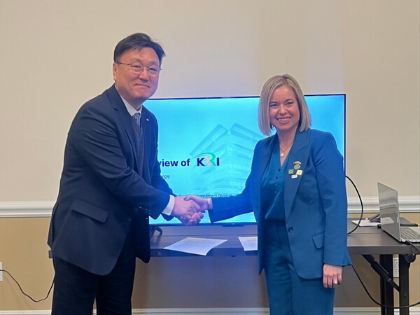 (왼족부터) 사공명 철도연 원장과 Kari Gonzales MxV Rail President & CEO