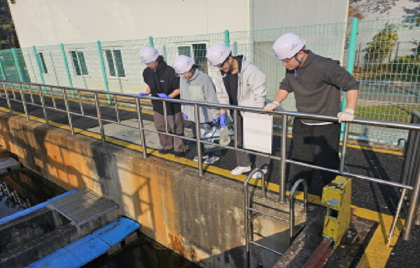 서울물재생시설공단 ‘체험형 인턴십’에 참여한 전공 학생들이 물재생 현장을 체험하고 있다.