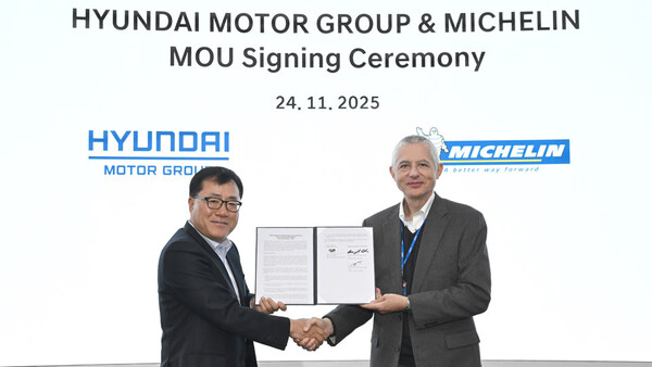 (왼쪽부터) 현대차·기아 제네시스설계센터장 신용석 상무와 미쉐린 조지레비(Georges Levy) 아시아퍼시픽 OE 총괄 부사장